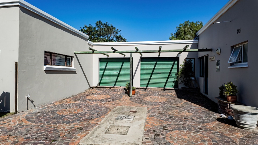 5 Bedroom Property for Sale in The Island Western Cape